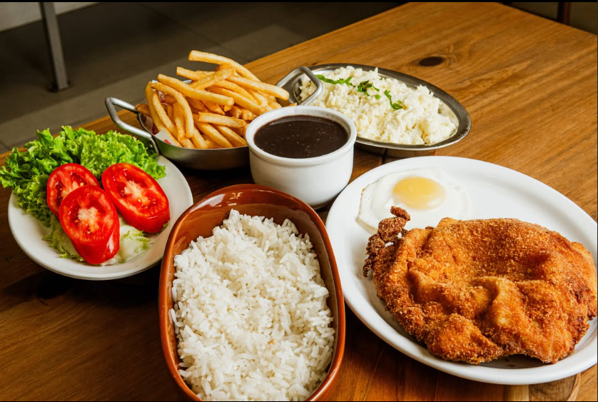 Prato executivo com carne empanada, arroz, feijão, fritas, ovo e salada